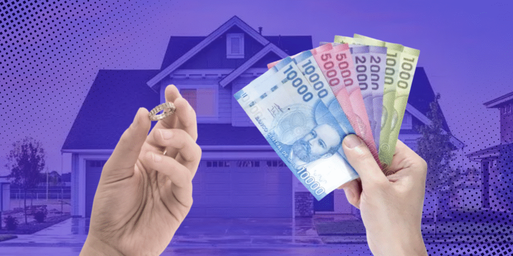 una mano sosteniendo un anillo y otra mano sosteniendo billetes chilenos. De fondo una casa