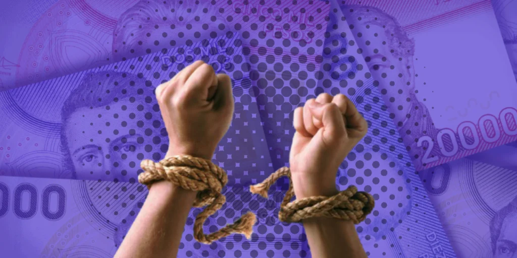 Manos liberándose de ataduras de cuerda sobre un fondo de billetes chilenos, simbolizando la quiebra o liquidación personal para salir de DICOM y eliminar deudas impagables.