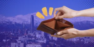 Fotomontaje de una billetera vacía y reparada sobre el skyline de Santiago, ilustrando el sobreendeudamiento y la prescripción de deudas en Chile.